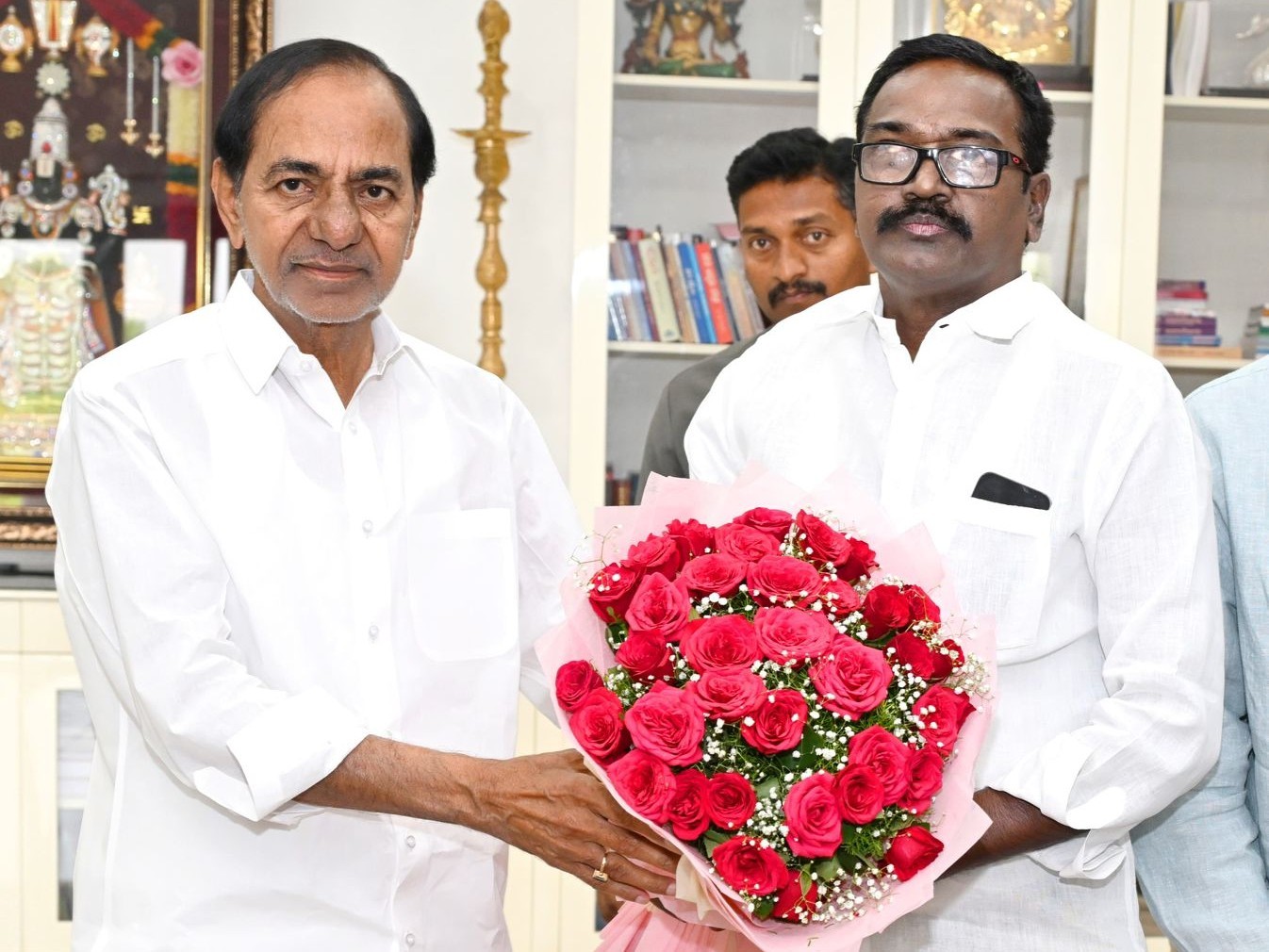 కేసీఆర్‌ను కలిసిన మాజీ మంత్రి పువ్వాడ