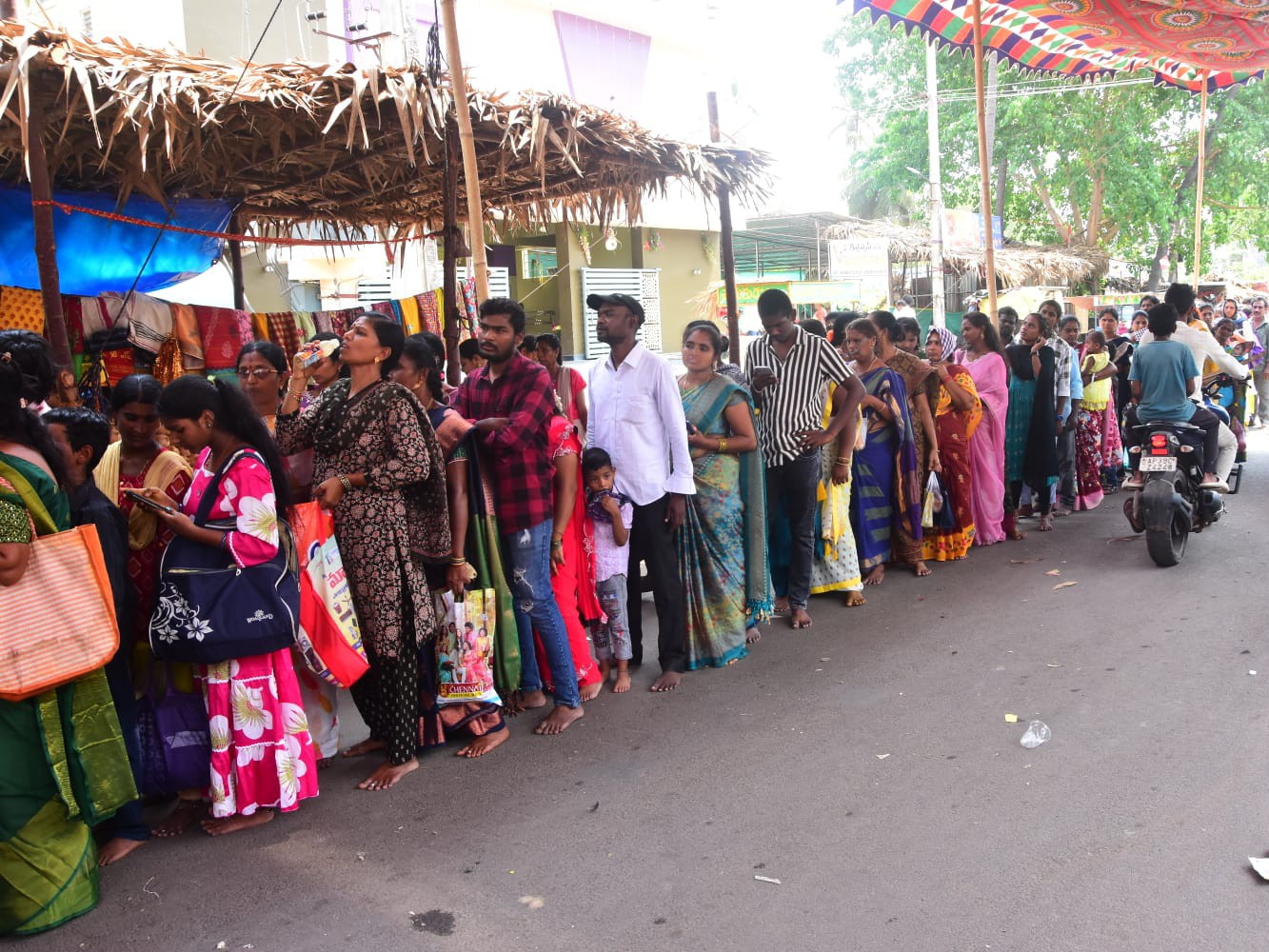 అనకాపల్లిలో భక్తులతో కళకళలాడిన దేవస్థానం