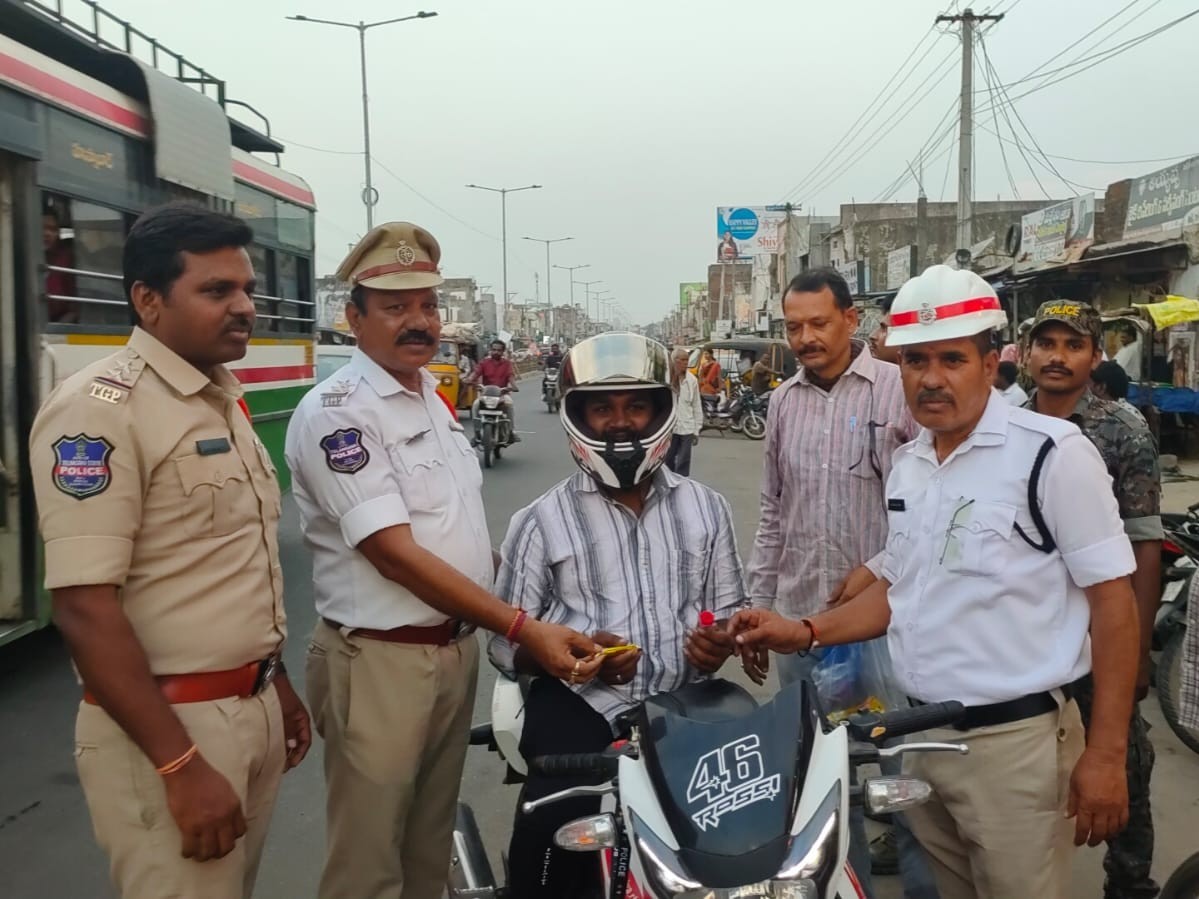 పోలీసుల వినూత్న రోడ్డు భద్రతా ప్రచారం