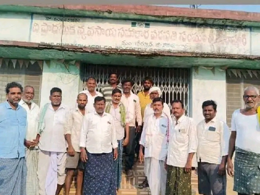 కొనుగోలు వేగవంతం చేయాలని రైతుల నిరసన