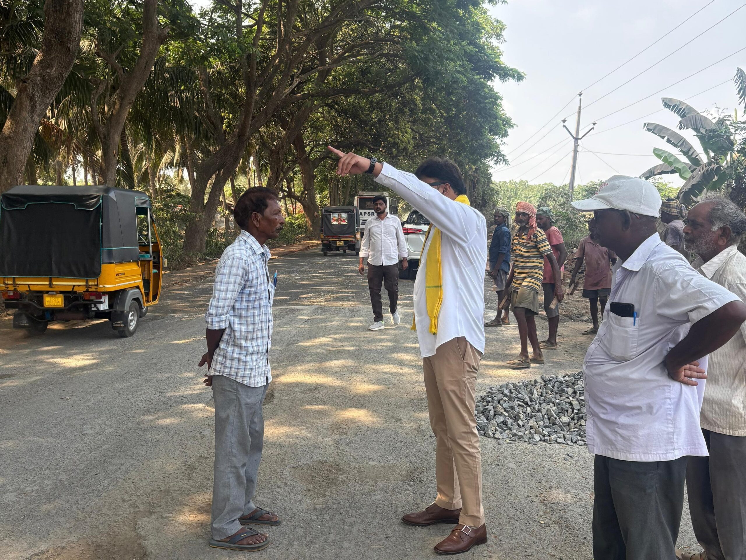 చింతలపూడిలో రహదారి పనులు పరిశీలించిన ఎమ్మెల్యే