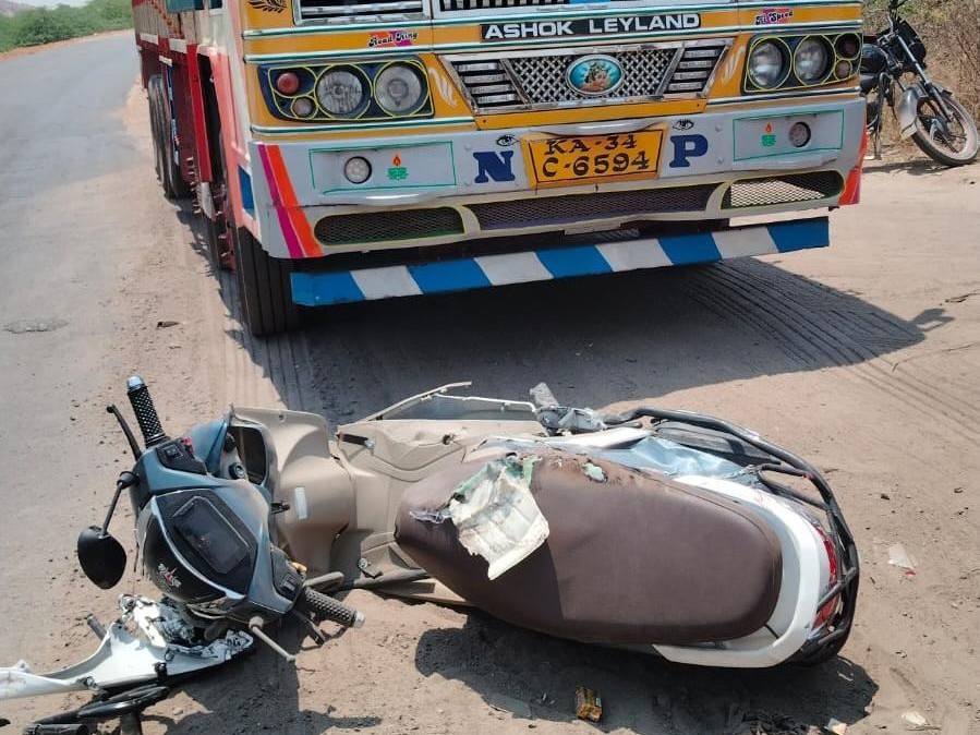 లారీ బైక్ ఢీకొని.. ఒకరికి తీవ్ర గాయాలు