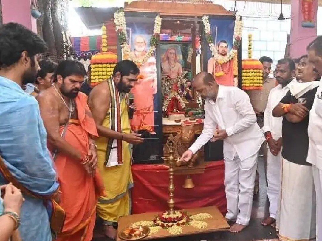 శివాలయంలో ప్రత్యేక పూజలు నిర్వహించిన మంత్రి