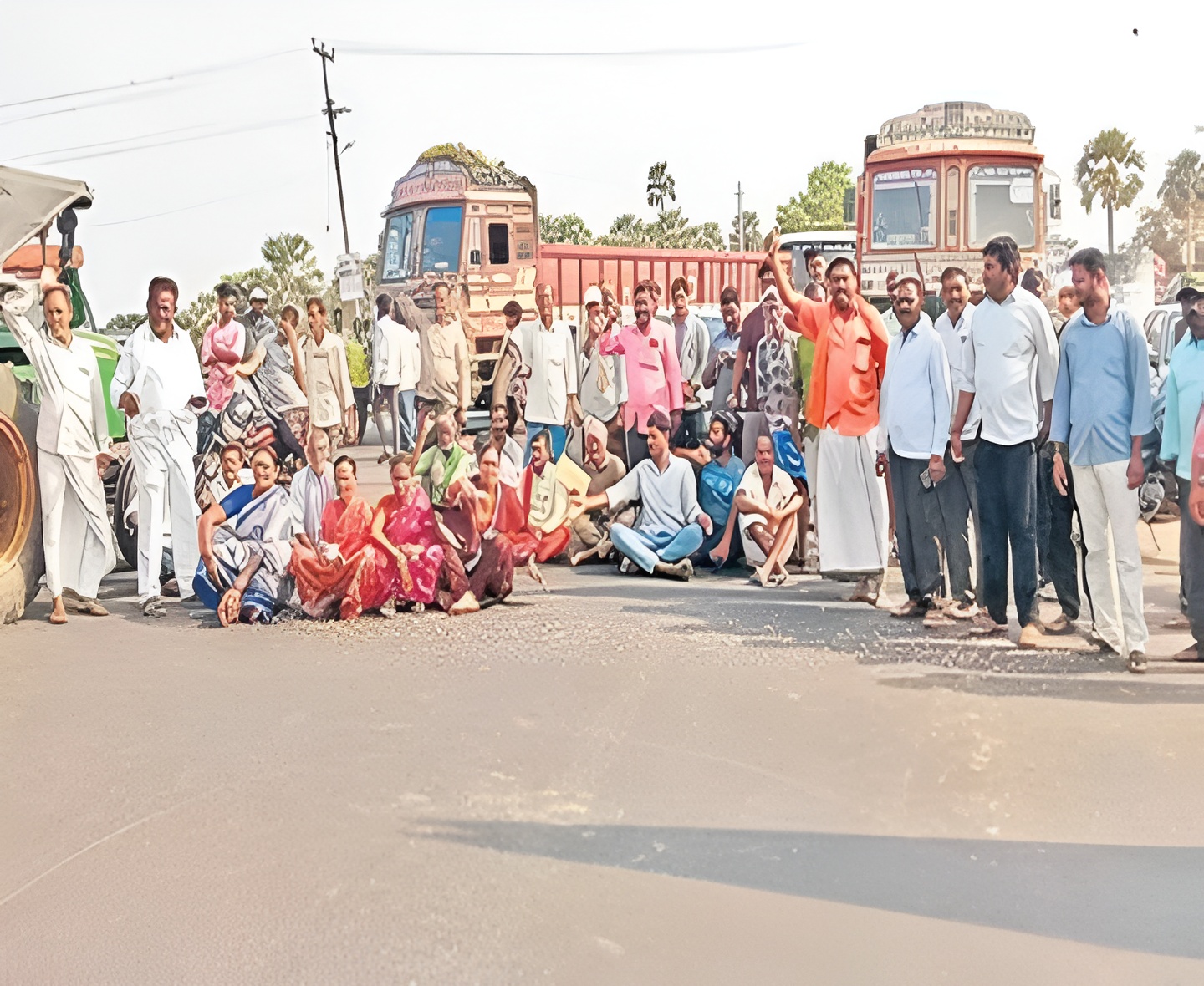 సొసైటీకి తాళం వేసిన రైతులు