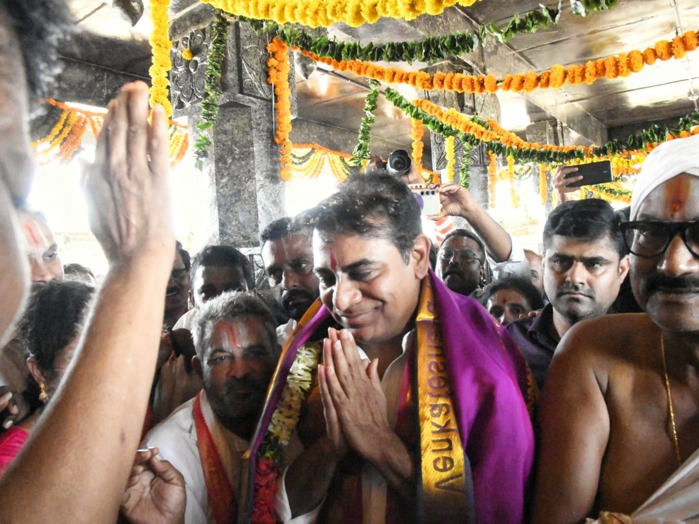 వెంకటేశ్వర స్వామి విగ్రహ ప్రతిష్టాపనలో పాల్గొన్న కేటీఆర్