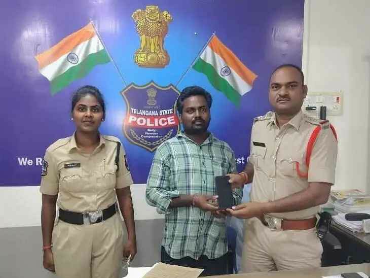పోగొట్టుకున్న సెల్ ఫోన్స్ అందజేత