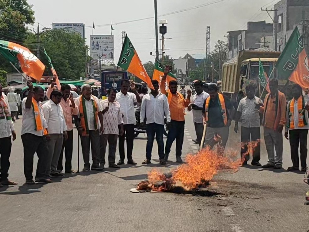 దేవరకొండలో కాంగ్రెస్ పార్టీ దిష్టిబొమ్మ దహనం