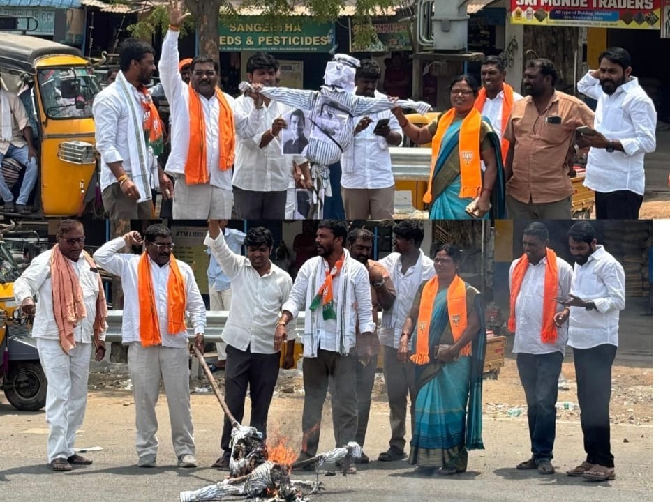 ‘రాహుల్ గాంధీ మహిళలకు క్షమాపణ చెప్పాలి’