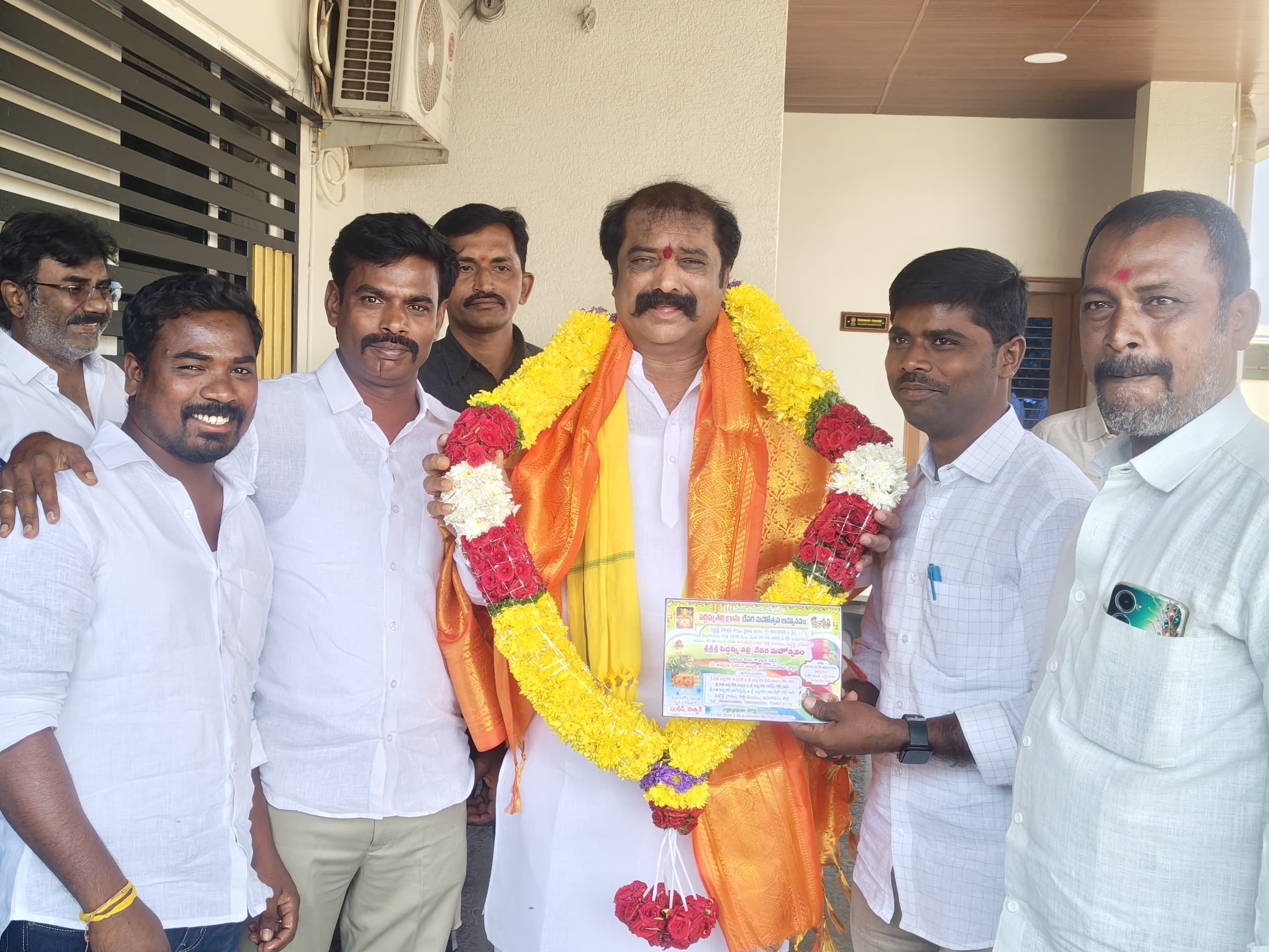 పెద్దమ్మతల్లి మహోత్సవానికి ఎమ్మెల్యేకు ఆహ్వానం