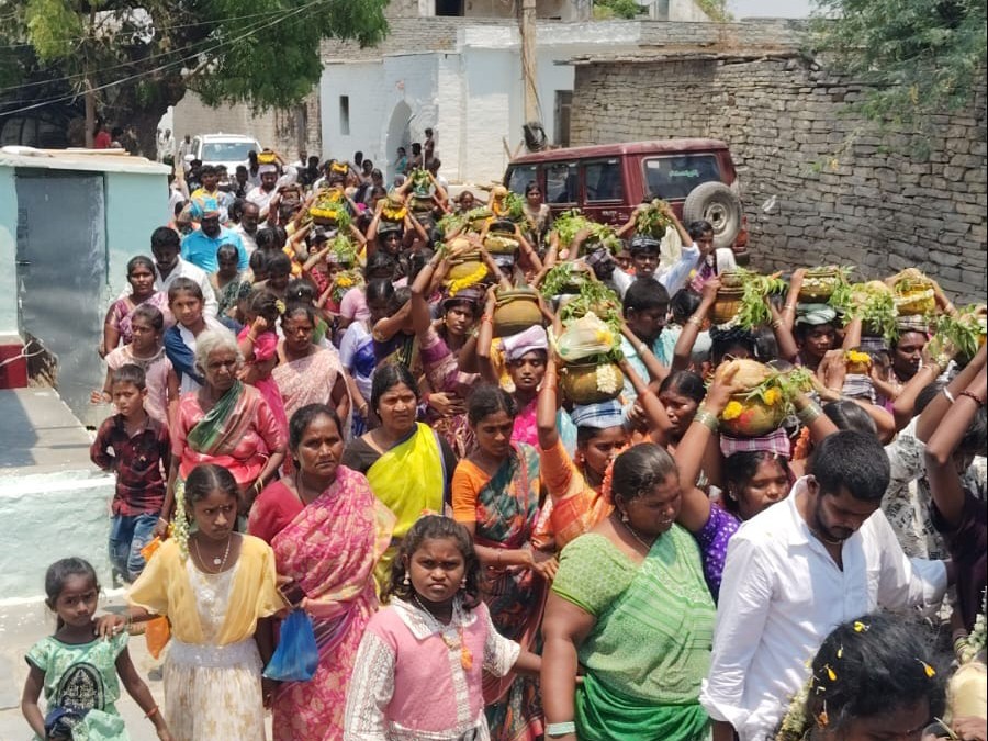 పెద్దమ్మ తల్లికి బోనాలను సమర్పించిన మహిళలు