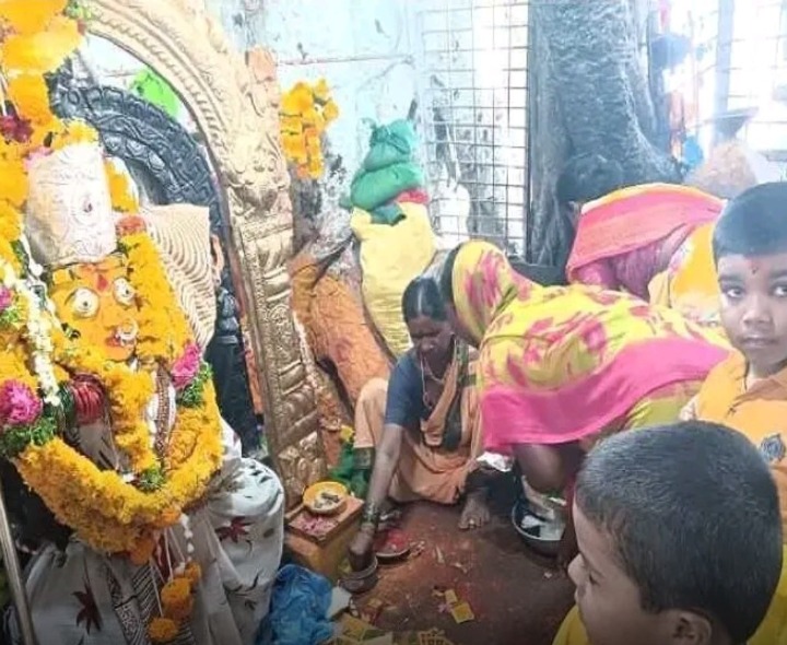 మైసమ్మ ఆలయంలో భక్తుల పూజలు