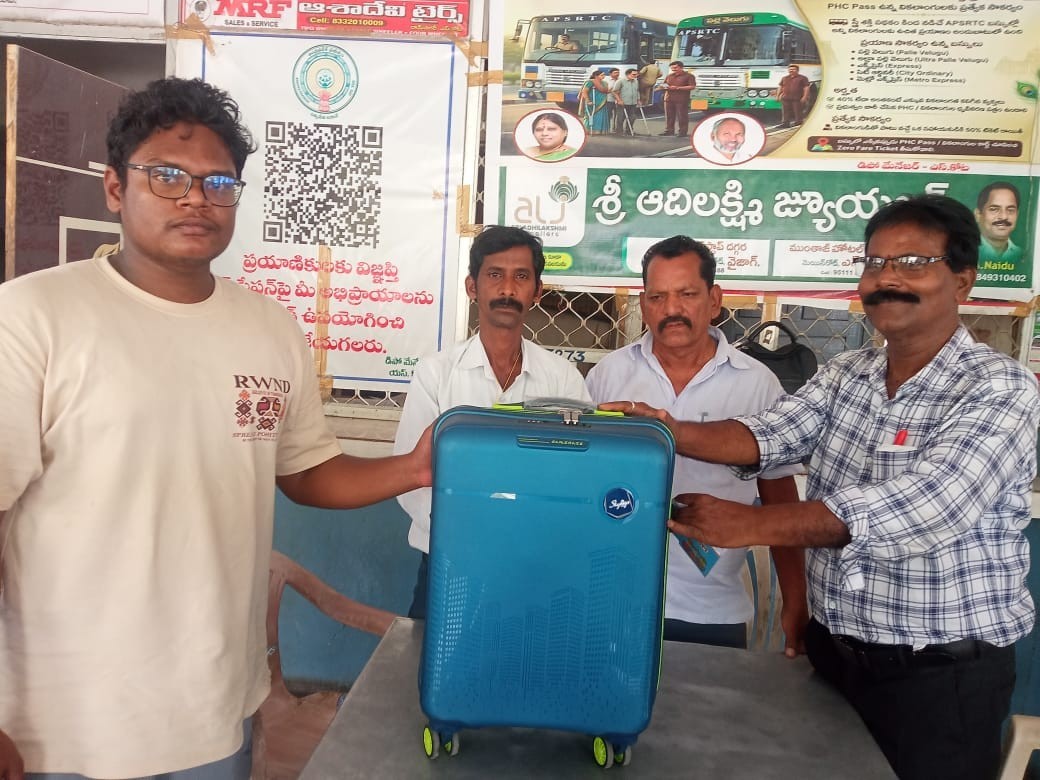 మర్చిపోయిన సూట్ కేసు ప్రయాణికుడికి అందజేత