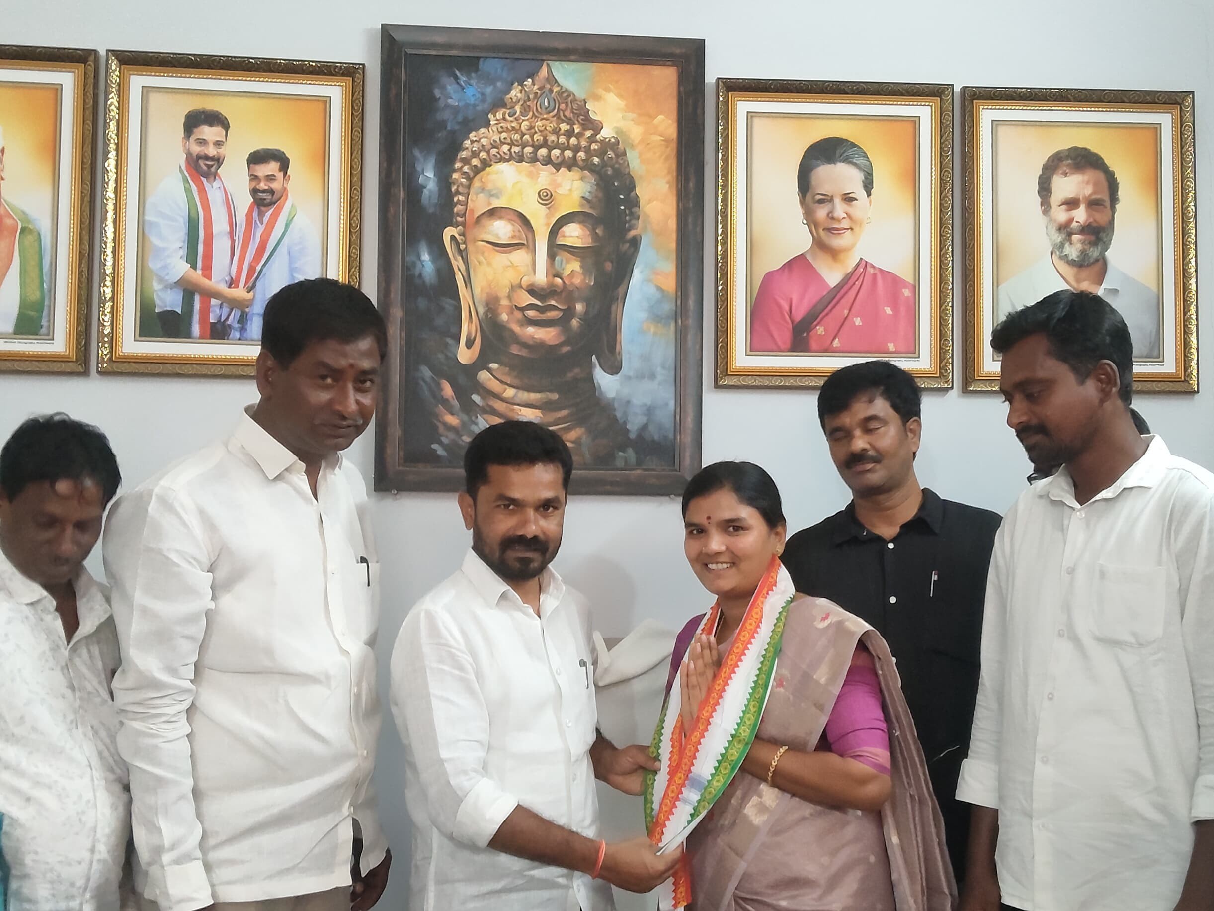 కాంగ్రెస్ పార్టీలో చేరిన కొత్తపేట్ సర్పంచ్