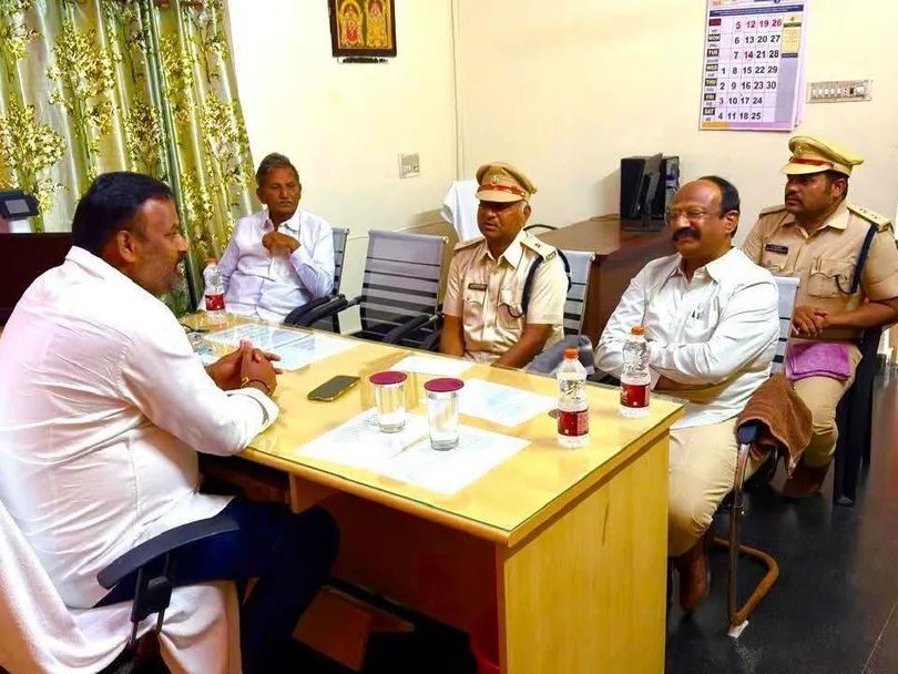 కదిరి రవాణా అధికారులతో మంత్రి సమీక్ష