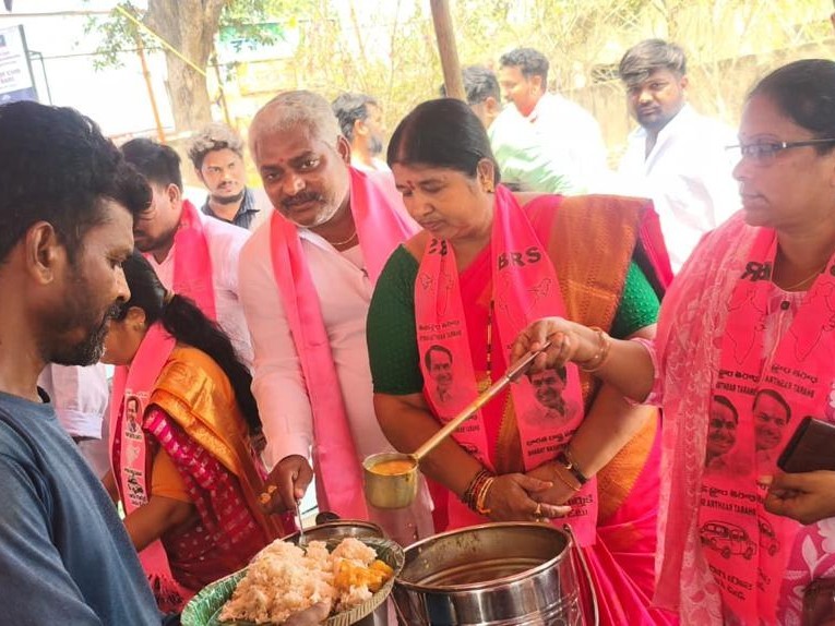 మాజీ మంత్రి జన్మదిన సందర్భంగా అన్నదానం