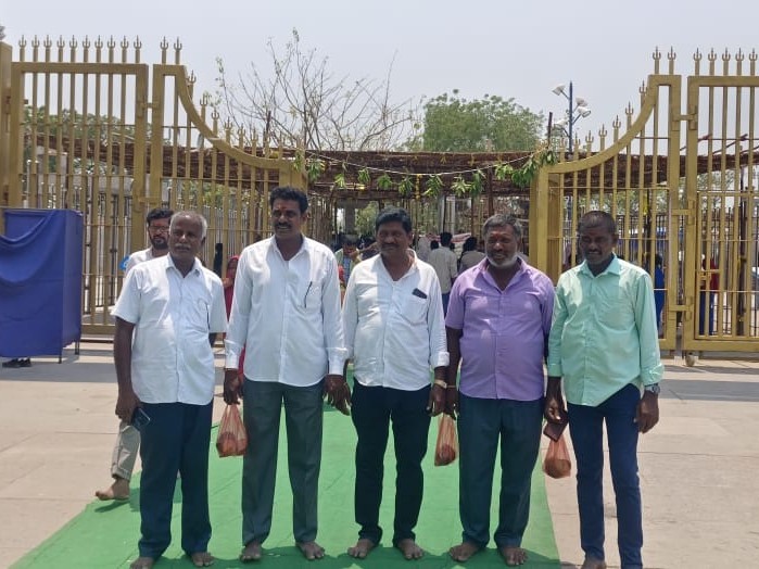 సమ్మక్క-సారలమ్మ ఆశీస్సుల కోసం నాయకుల దర్శనం