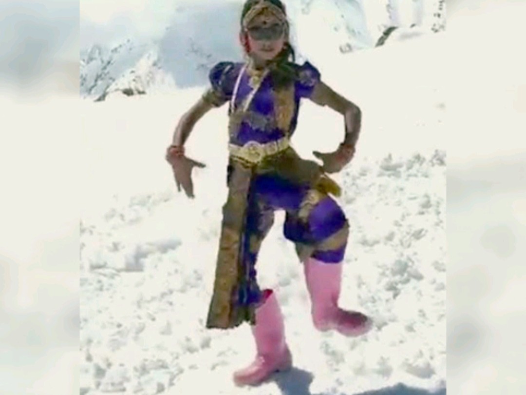 కాశ్మీర్‌లో -15 డిగ్రీల చలిలో బాలిక భరతనాట్యం