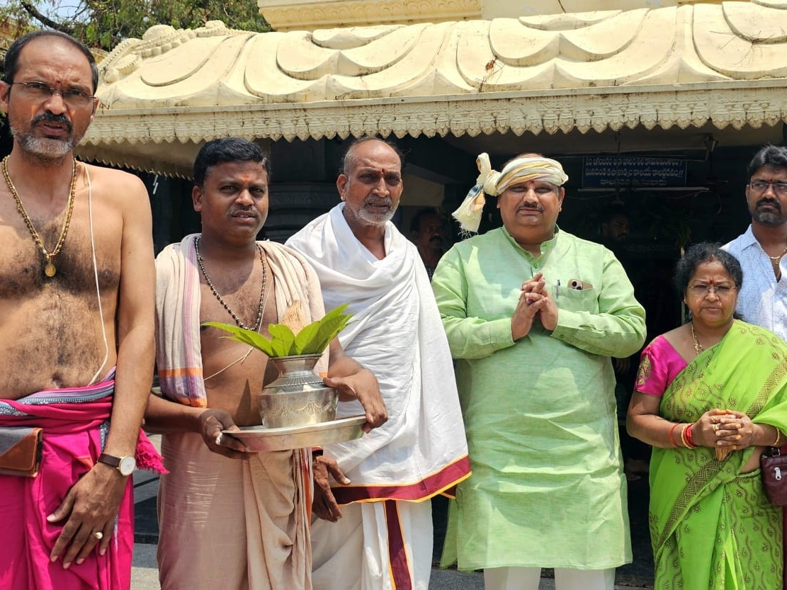 విఘ్నేశ్వరుని దర్శించుకున్న బాలల హక్కుల కమిషన్ ఛైర్మన్