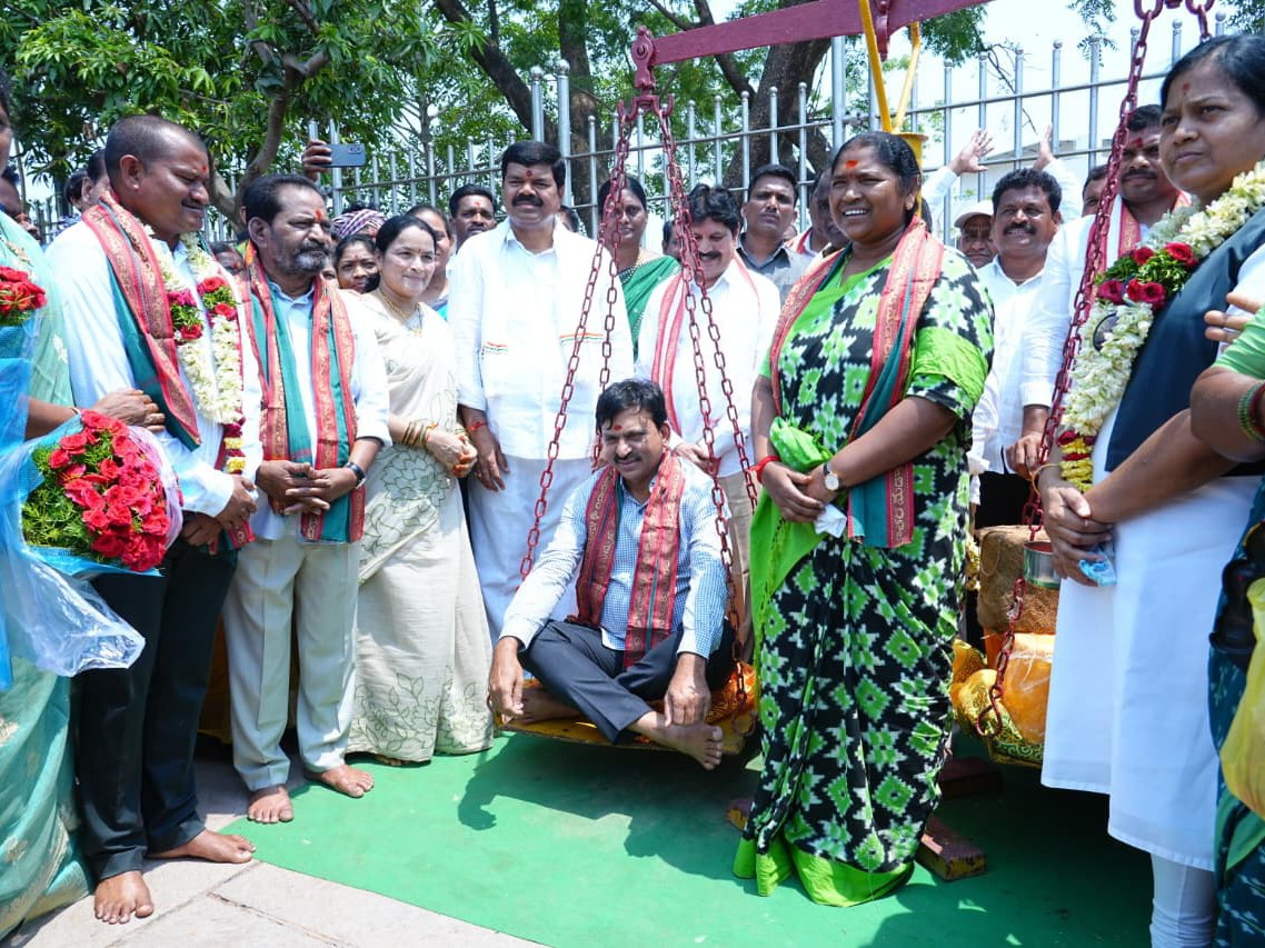 వనదేవతలను దర్శించుకున్న.. రాష్ట్ర మంత్రులు