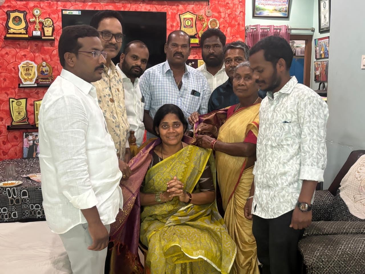 స్థానిక ఫిర్యాదుల కమిటీ చైర్‌పర్సన్‌కు సత్కారం