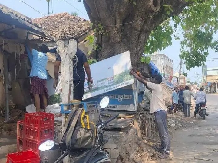 పాలకోడేరులో రోడ్డు ఆక్రమణల తొలగింపు