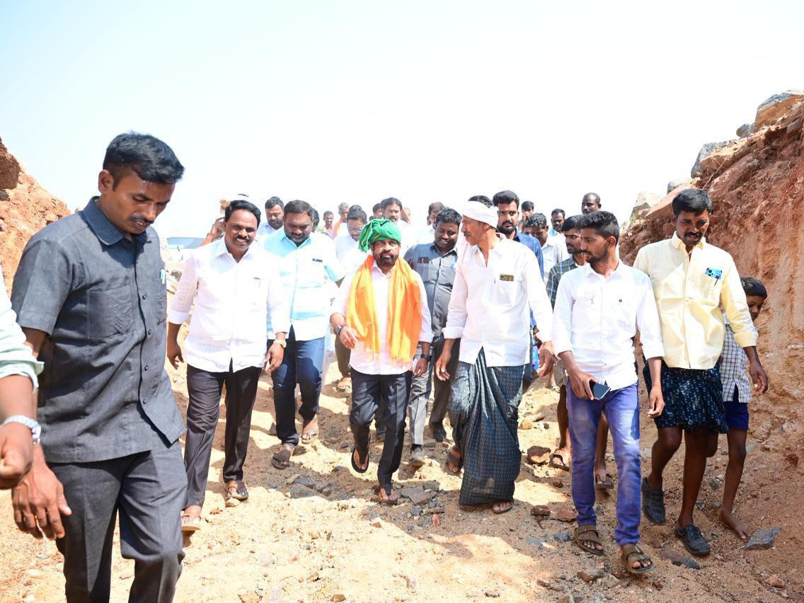 చెరువుకు ఫీడర్ ఛానల్ పనులు ప్రారంభం