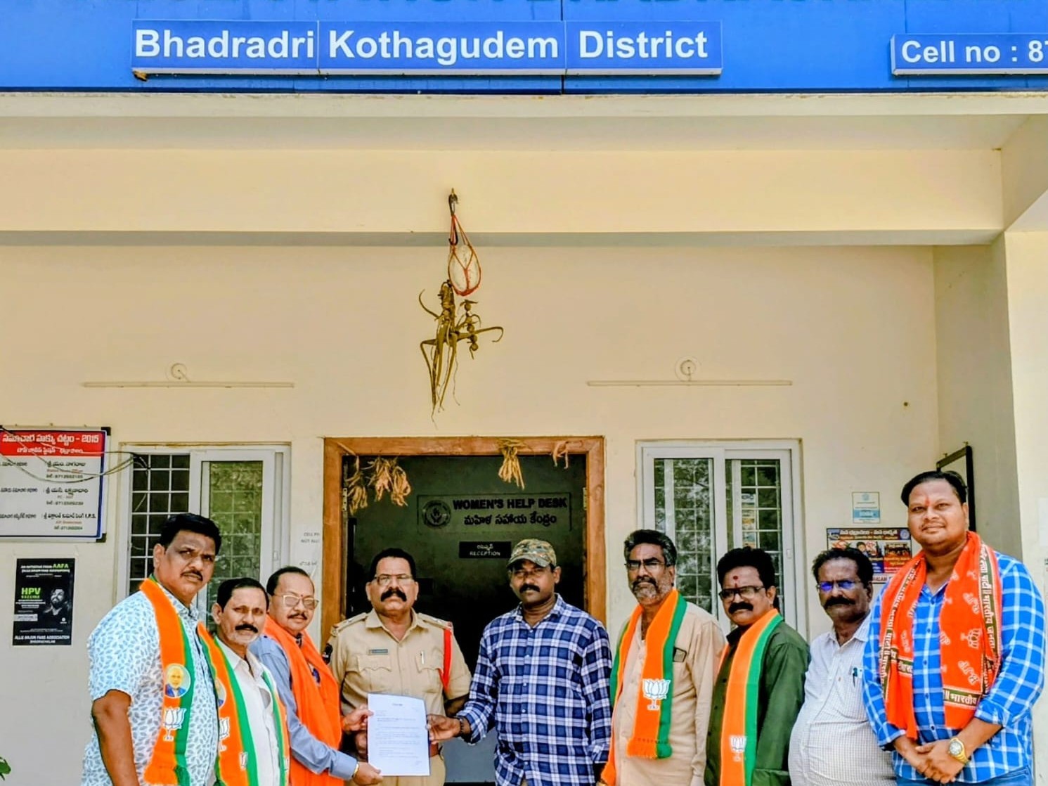 సినీ నటుడు ప్రకాష్ రాజ్ పై ఫిర్యాదు