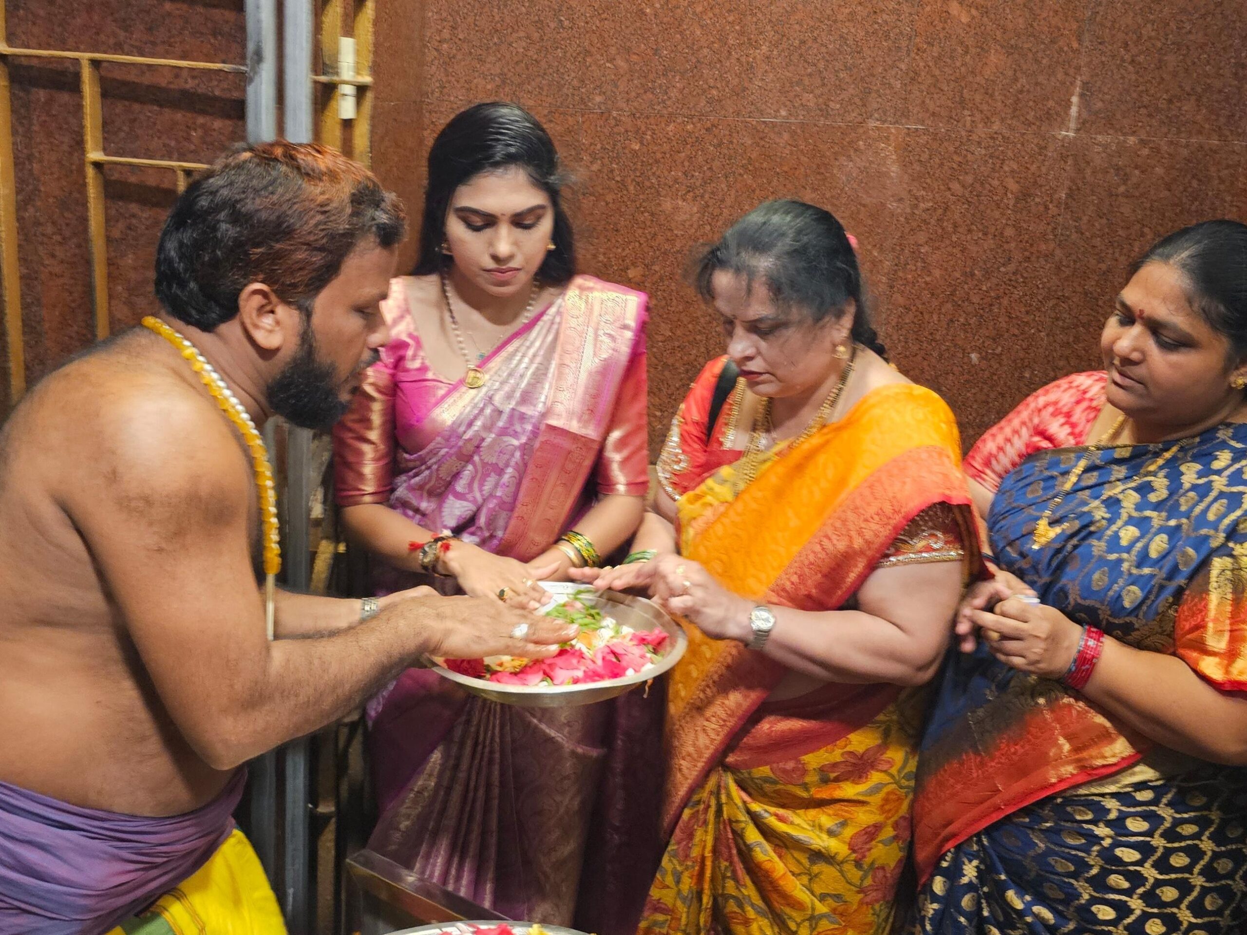 వాడపల్లి వెంకన్నను దర్శించిన జబర్దస్త్ నటి