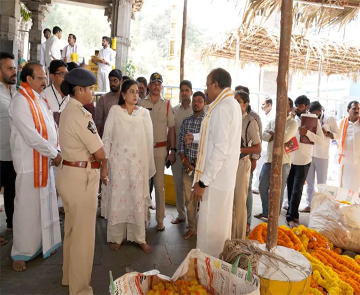 అప్పన్న స్వామిని దర్శించుకున్న హోంమంత్రి అనిత