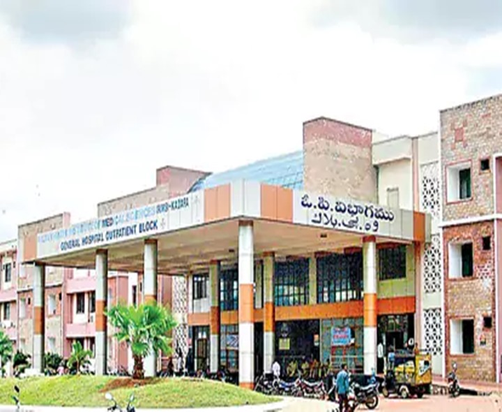 కడప రిమ్స్‌ వద్ద హత్య.. 11 మంది అరెస్టు