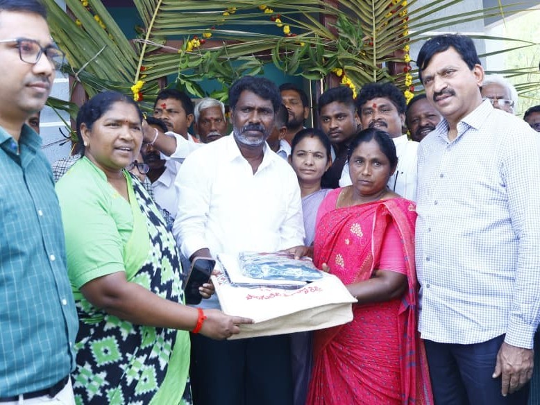 ఇందిరమ్మ ఇంటిని ప్రారంభించిన మంత్రులు