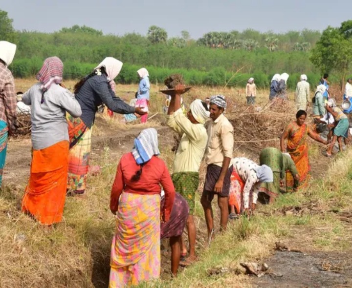 రెండు నెలలుగా అందని ఉపాధి కూలీ డబ్బులు