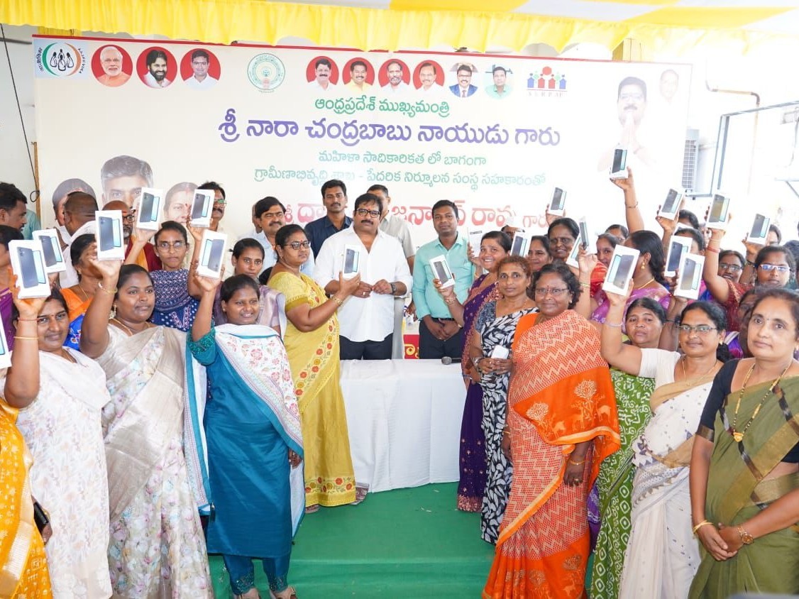 వీఓఏలకు ఫోన్లు పంపిణీ చేసిన ఎమ్మెల్యే