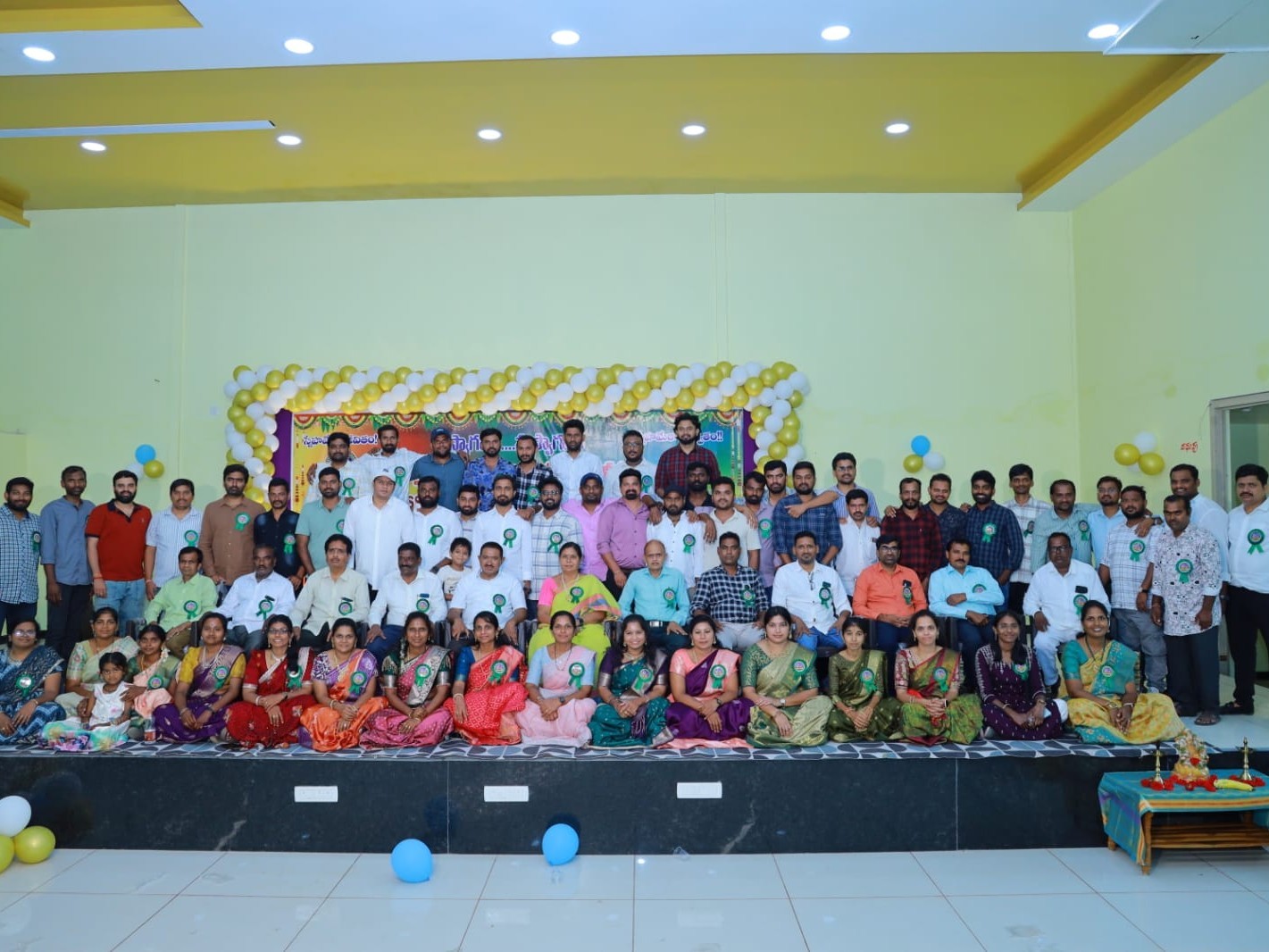 పూర్వ విద్యార్థుల కలయికతో సందడి