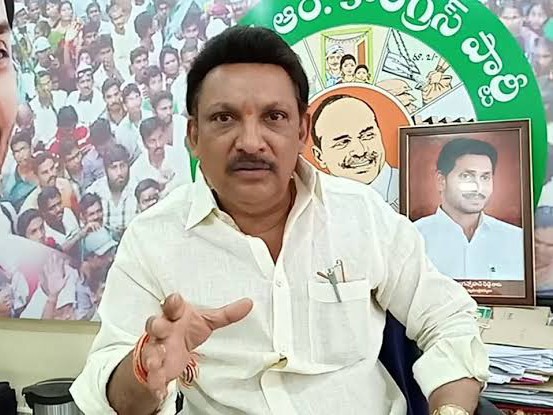 రోడ్లు లేకపోవడంతో ప్రజలు ఇబ్బందులు: మాజీ MLA