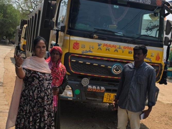 టిప్పర్ లారీలను పట్టుకున్న తహశసీల్దార్