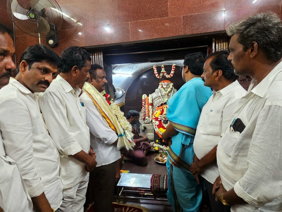 విఘ్నేశ్వరునికి ఎమ్మెల్యే గిడ్డి ప్రత్యేక పూజలు