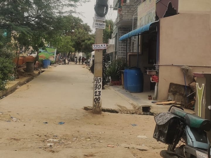 రోడ్డు మధ్యలో విద్యుత్ స్తంభం.. ఇబ్బందుల్లో ప్రజలు