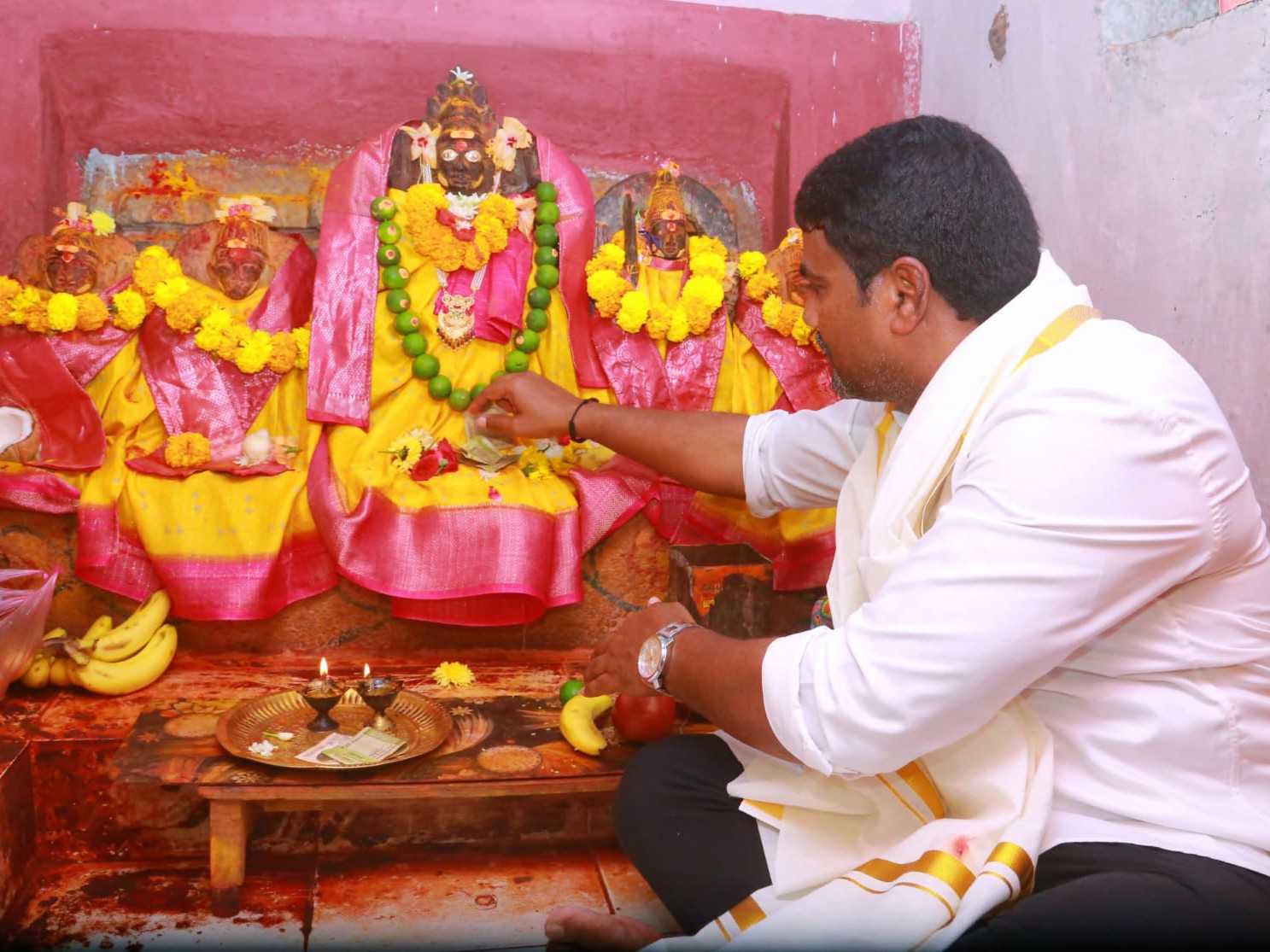 పోచమ్మ తల్లికి మొక్కులు చెల్లించుకున్న ఎమ్మెల్యే