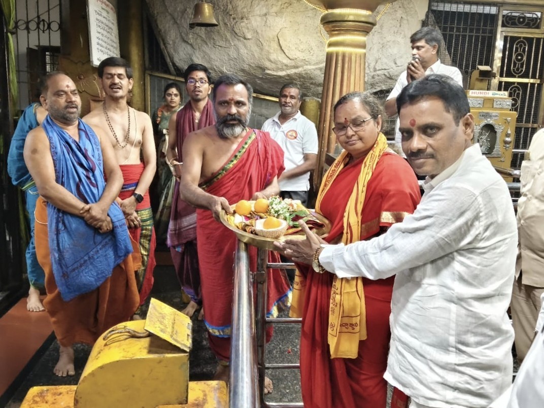 విద్యాధరీక్షేత్రంలో కలెక్టర్ ప్రత్యేక పూజలు