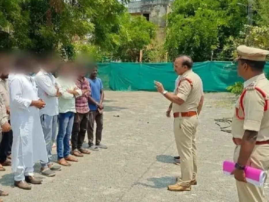 కోటనందూరులో రౌడీ షీటర్లకు హెచ్చరికలు