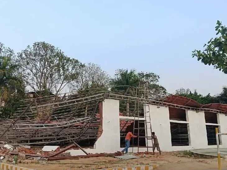 కాలేజీలో కూలిన మెస్ భవనం!