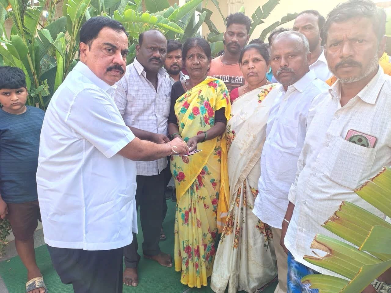 చిన్నారి వైద్యానికి ఆర్ధిక సాయం