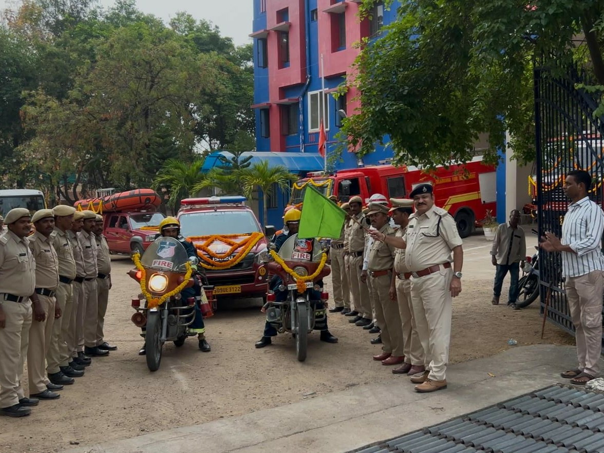 అగ్నిమాపక వాహనాలతో నగరంలో ర్యాలీ