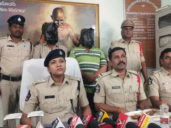హత్య కేసులో ఇద్దరు నిందితుల అరెస్ట్: డీఎస్పీ