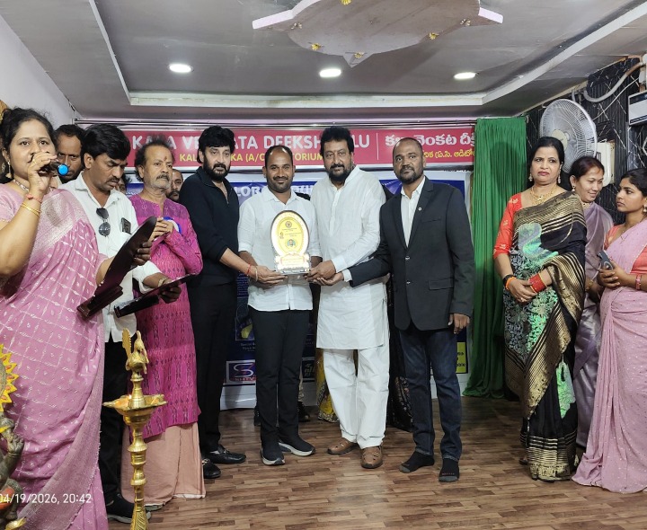 అంబేద్కర్ ఎక్సలెన్స్ అవార్డు అందుకున్న యువకుడు