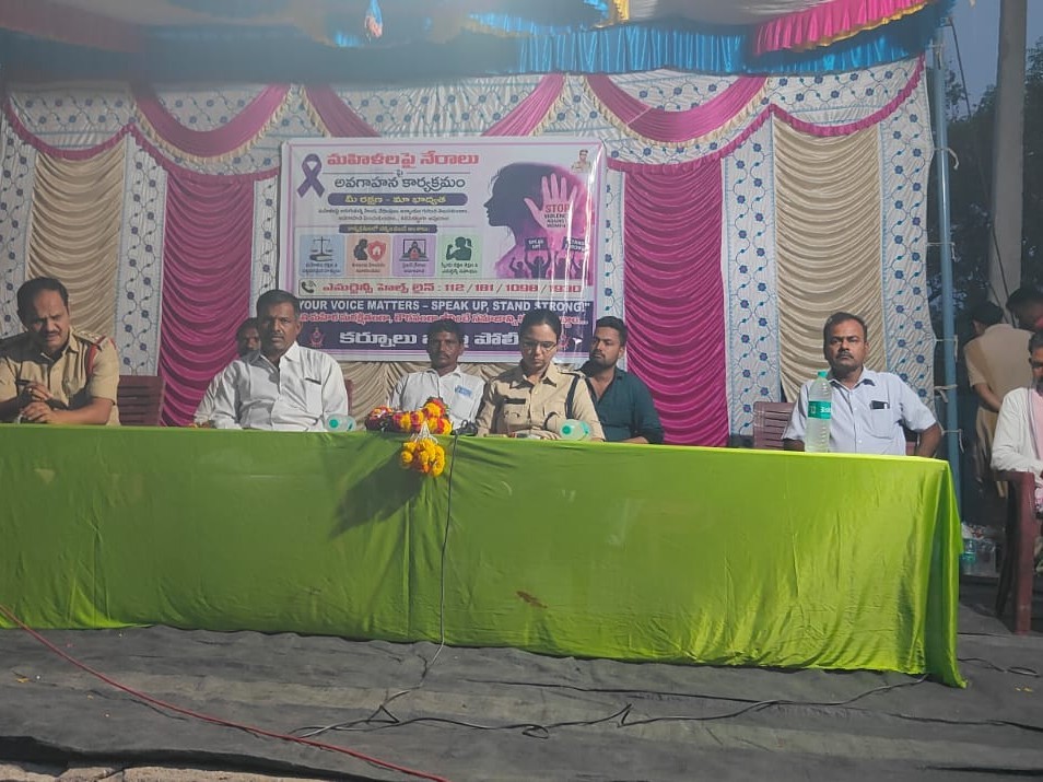 బాలికల చదువుకు ప్రాధాన్యం ఇవ్వాలి: డీఎస్పీ