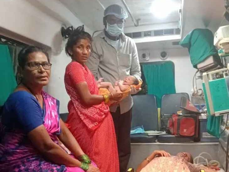 అంబులెన్సులో మహిళ ప్రసవం.. EMTకి ప్రశంసలు