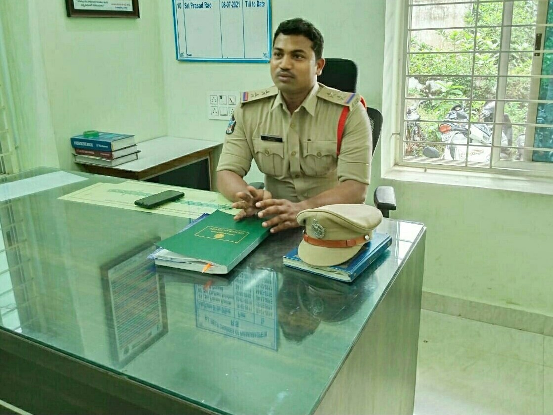 పేకాట శిబిరం పై పోలీసులు దాడి