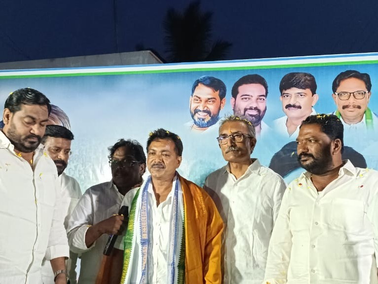 వైసీపీలోకి చేరిన మాజీ సర్పంచ్